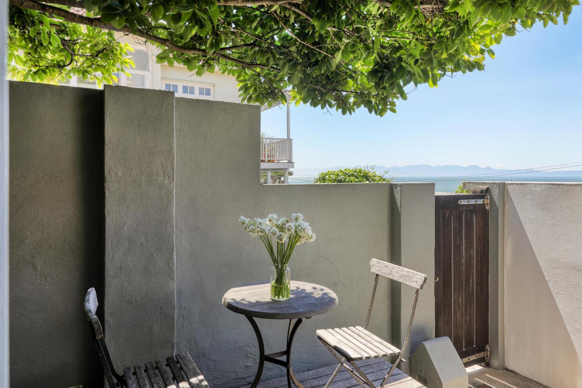 Behr Road Apartment With Sea View Patio เคปทาวน์ ภายนอก รูปภาพ